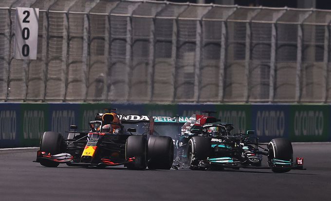 Max Verstappen wordt geraakt door Lewis Hamilton