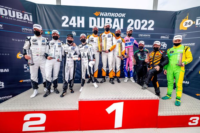 24H Dubai Porsche sfeer op de baan