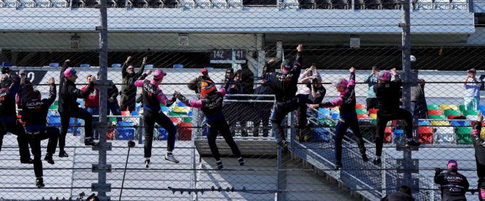 24H Daytona 2022 beklimmen van het hek door de winnaars