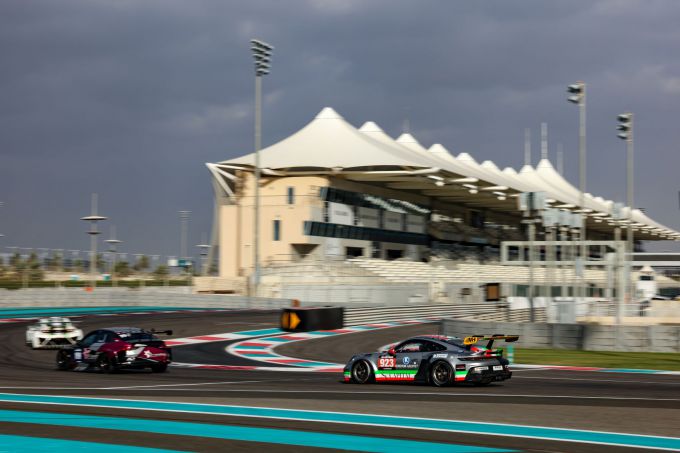 6H Abu Dhabi laatste bocht voor start-finish