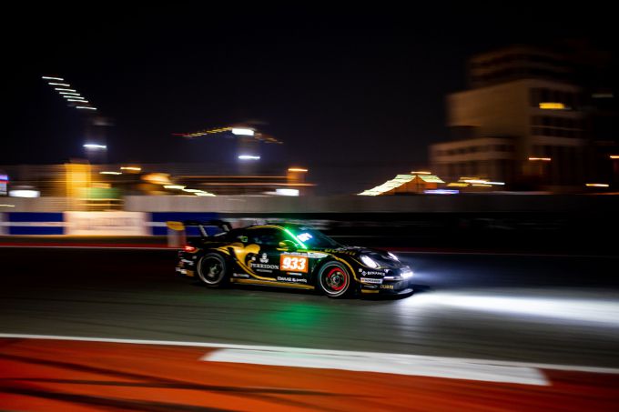 24H DUBAI 2022 Team GP Elite Porsche een twee overwinning 8 Larry_ten_Voorde_onderweg_bij_nacht_Nr933