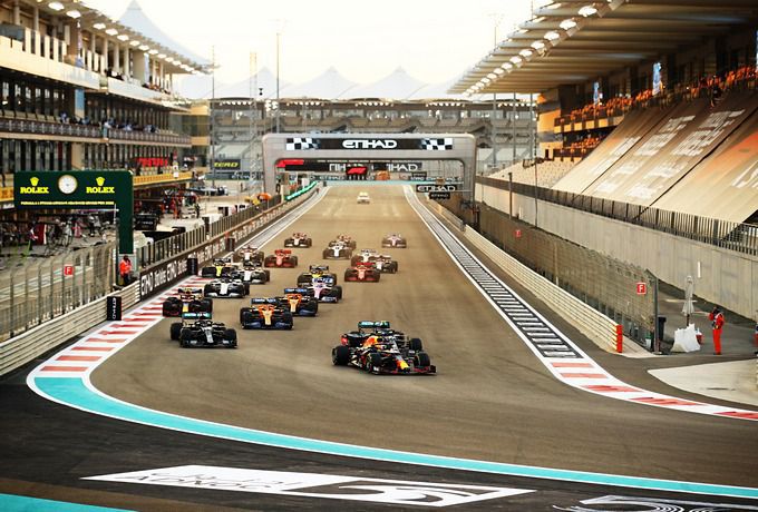 Max_Verstappen_voor_Mercedes_bij_start_GP_van_Abu_Dhabi