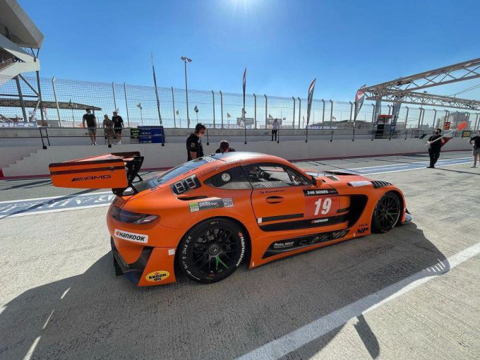 24H Dubai 2022 MercedesAMG Nr19 MP Motorsport pits zijkant