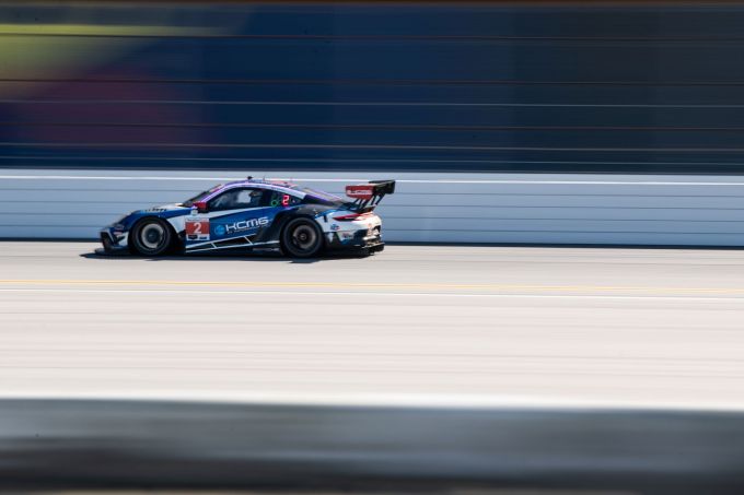 24H Daytona 2022 KCMG Porsche 2 Laurens Vanthoor actie zijkant