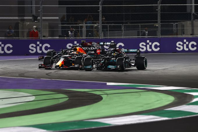 Lewis Hamilton vecht met Max Verstappen F1 Jeddah