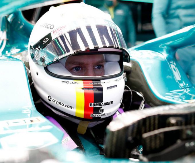 Sebastian_Vettel_helmet_cockpit