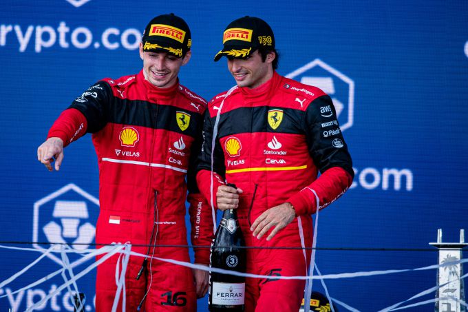 Ferrari rijders Leclerc en Sainz op podium GP Miami