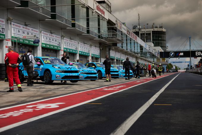 Cyan_Racing_in_pits