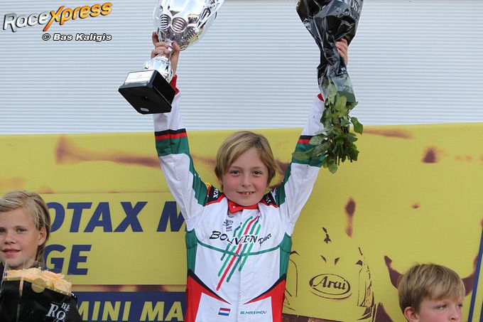 Boaz Maximov wint NK karting op Spa Francorchamps happy op podium