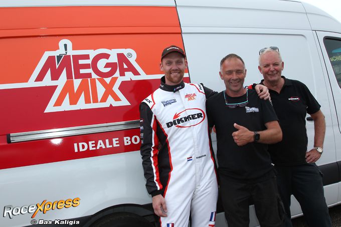 Mark Verhoeven met teambaas Francois Slangen en vader en ex-Dakar-coureur Geert Verhoeven