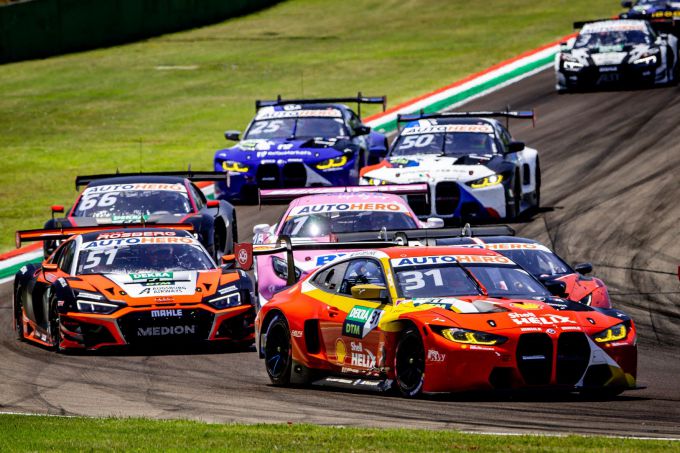 Hot_motorsport_actie_gegarandeerd_DTM_Norisring_powered_by_BMW_M_with_leader_S._van_der_Linde_in_the_Nr31_BMW