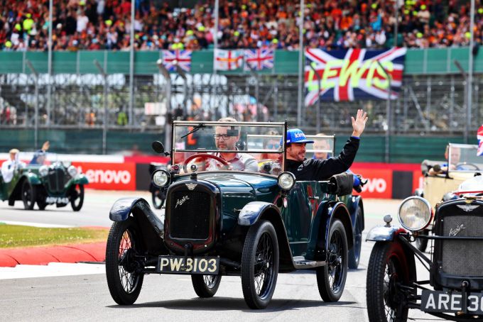 Fernando_Alonso_2022_British_Grand_Prix_Sunday_Parade