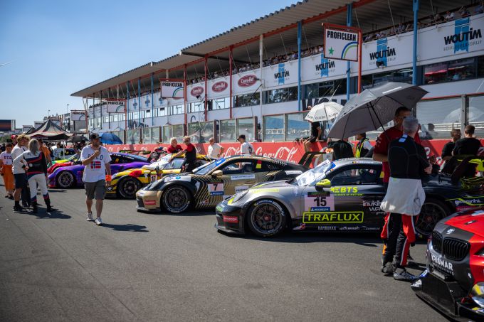 24H_Zolder_2022_2_Porsche_rijtje_voor_de_pits