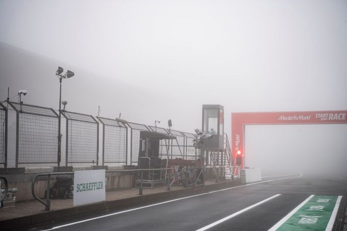 Lang_wachten_op_de_start_op_de Nurburgring vanwege mist