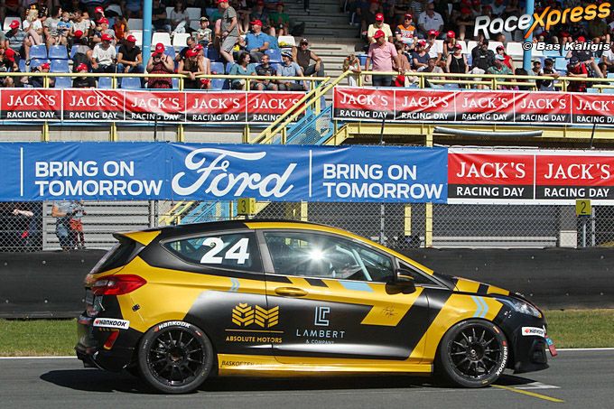 Senna van Soelen in de Absolute Motors Ford Fiesta