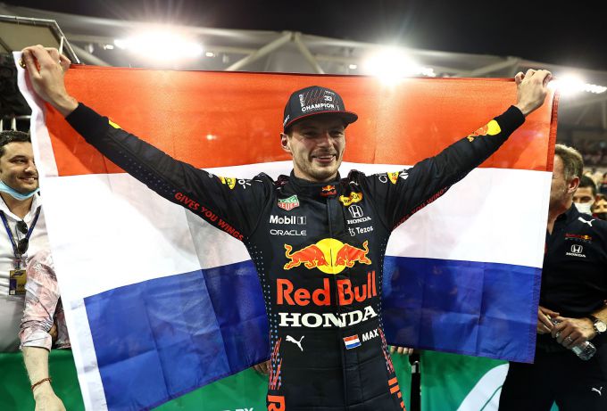 Max_Verstappen_F1-wereldkampioen_2021_met_Nederlandse_vlag