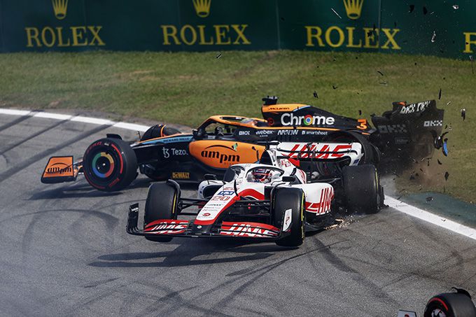 Crash_Magnussen_Ricciardo