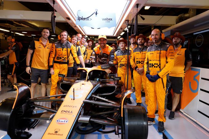 Daniel_Ricciardo_en_crew F1 McLaren