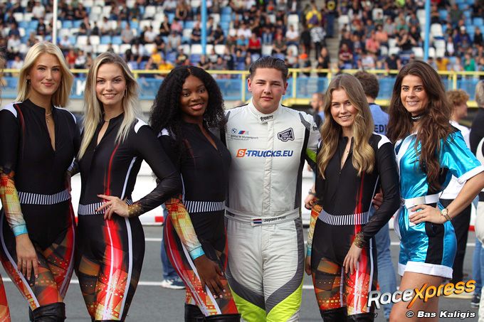 Jayden Post in goed gezelschap van grid girls