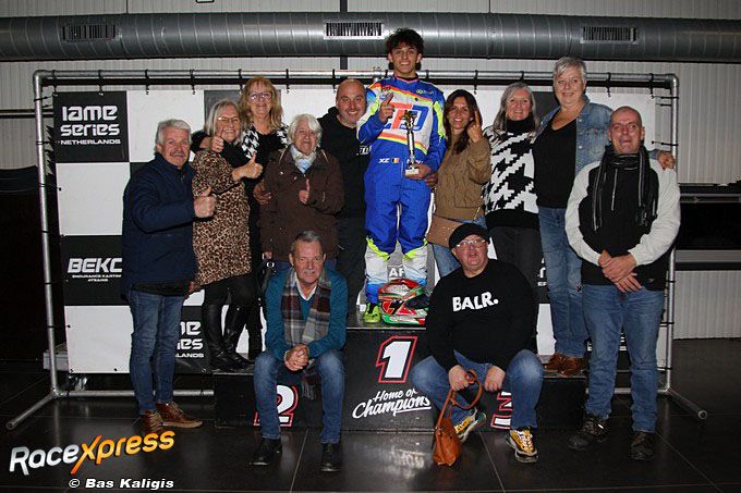 Xander Peeters kampioen op podium met familie en supporters