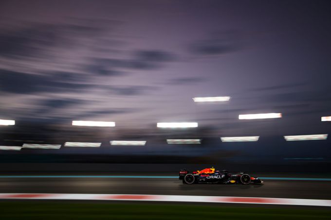 Max_Verstappen_actie_zijkant_2_Abu_Dhabi_2022 F1 Red Bull