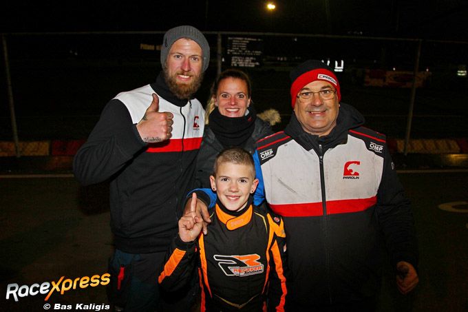 Levi Hendriks kampioen Micro Max hier met zijn ouders en teambaas Pierre Redeker