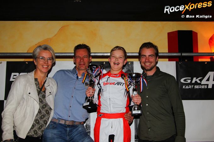 Giel Huntink kampioen hier met links zijn ouders en rechts teambaas Jeffrey van Diggele