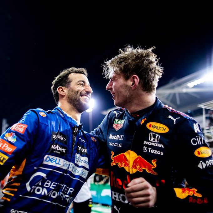Max_Verstappen_en_Daniel_Ricciardo_gefeliciteerd_met_wereldkampioenschap