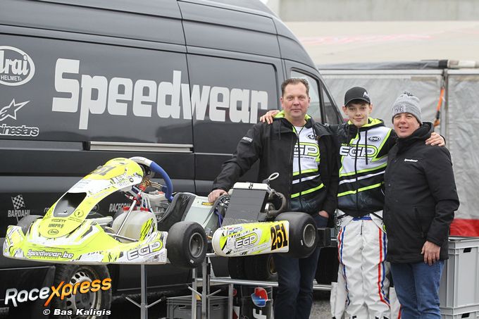 Dylan Visser met vader Robin en Nelson van EGP Racing