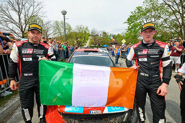 Elfyn Evans en Scott Martin met de Ierse vlag