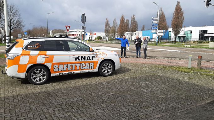 Rallysport! Op KP Son inspecteren de veiligheidsofficials van de KNAF de hairpin;