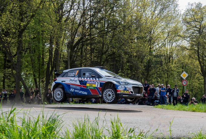 Nederlands rallykampioen Bob de Jong na zes maanden weer in actie met top 10 in Rallye Sulingen