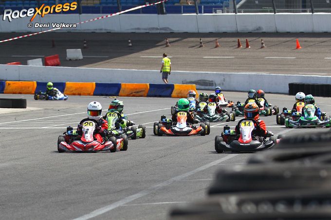 Daan van Dam met nummer 20 neemt de leiding