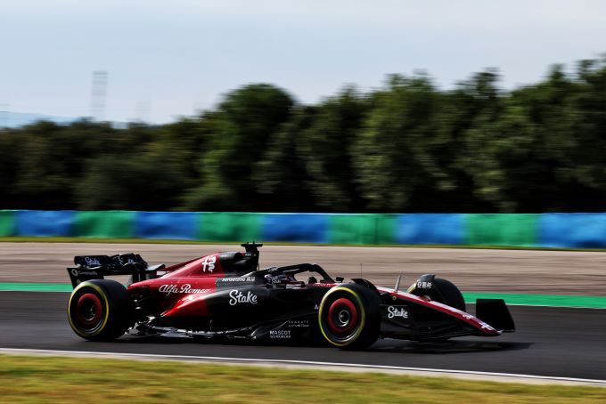 Alfa_Romeo_actie_zijkant_2023_Hungarian_Grand_Prix