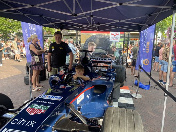 Formule 1-feest in Hardenberg: F1-simulatoren, kinderkartbaan en race Max Verstappen op mega-led scherm Misker Race-event