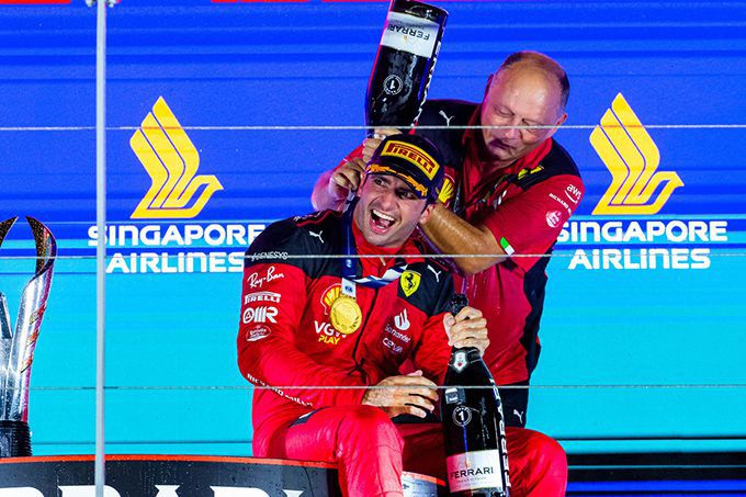 Fred Vasseur viert de Ferrari-overwinning door Carlos Sainz een champagnedouche te geven
