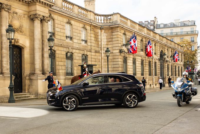 King Charles III en Emmanuel Macron in de DS 7 CROSSBACK PRESIDENTIEL