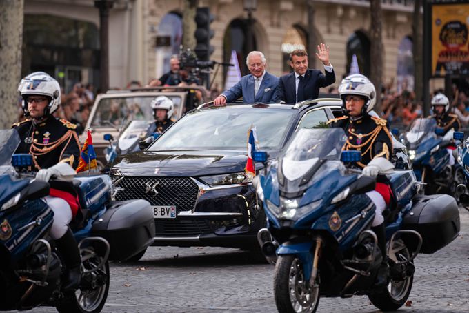 King Charles III en Emmanuel Macron in de DS 7 CROSSBACK PRESIDENTIEL
