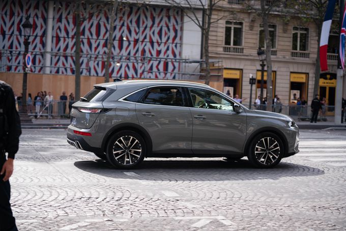 King Charles III en Emmanuel Macron in de DS 7 CROSSBACK PRESIDENTIEL