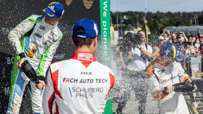 Porsche Carrera Cup Deutschland Sachsenring zaterdag podium met champagne Buus Schuring Ten_Voorde