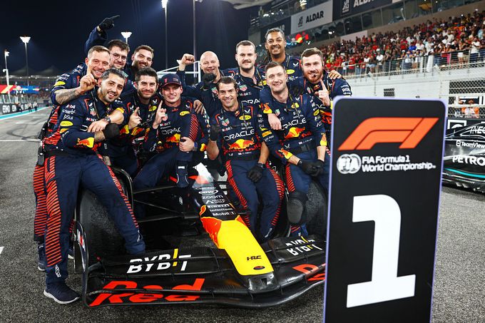crew Red Bull Racing Max Verstappen