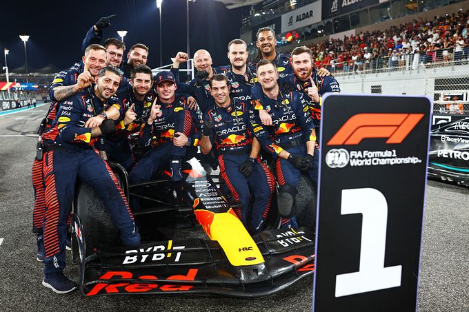 Max Verstappen crew Red Bull