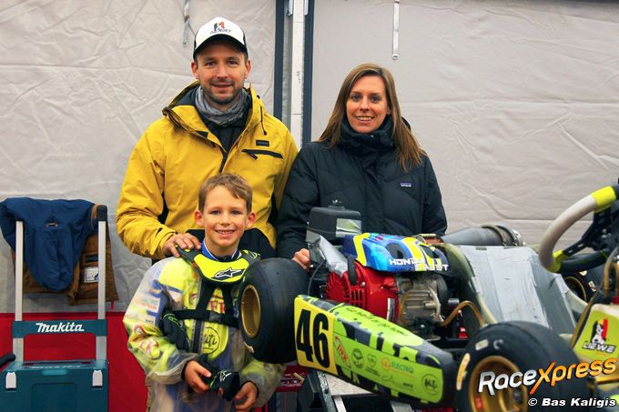 Liewe Lathouwers met vader en moeder