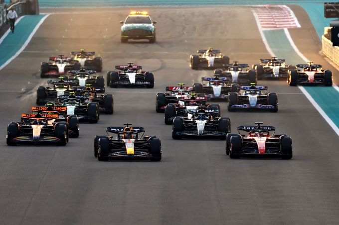 Red_Bull_Ferrari_Mercedes start Abu Dhabi