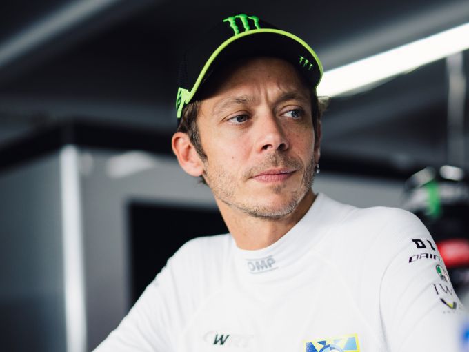 Valentino Rossi veelvoudig kampioen in de motorsport ook snel in de autosport