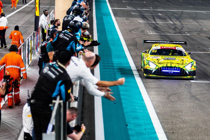 Gulf 12 Hours 2023 Mercedes_als_winnaar_over_de_eindstreep