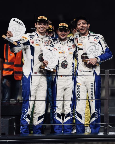 Gulf 12 Hours 2023 P2 voor v.l.n.r. Nick Yelloly, Dries Vanthoor en Valentino Rossi