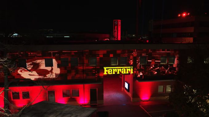 Ferrari lichtshow Maranello Foto 1