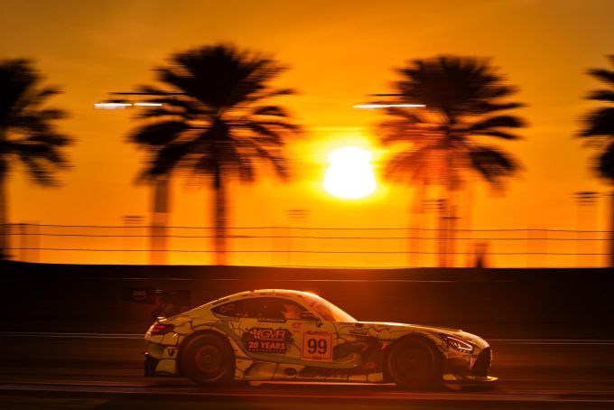 Gulf 12 Hours 2023 racewinnaars Maro Engel Luca Stolz en Mikael Grenier in de gele Mercedes Nr99