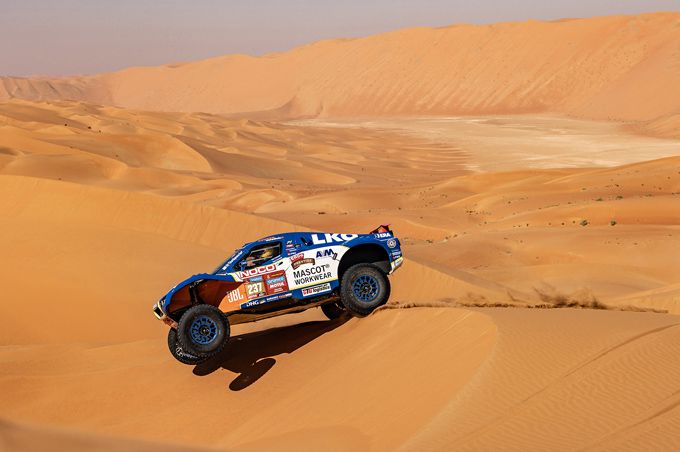 Tim en Tom overwinnen de hoge duinen van het Empty Quarter